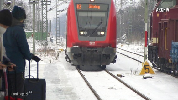 Archivaufnahme: Ein Zug fährt in einen Bahnhof ein. © Screenshot 