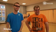 Zwei Teilnehmer im Fitnesskurs der Lebenshilfe in Pinneberg. © Screenshot 