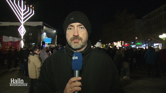 Reporter Jan Flemming berichtet vom Lichterfest am Opernplatz in Hannover © Screenshot 
