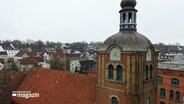 Der Turm der St. Johanniskirche in Flensburg ist zu sehen. © Screenshot 