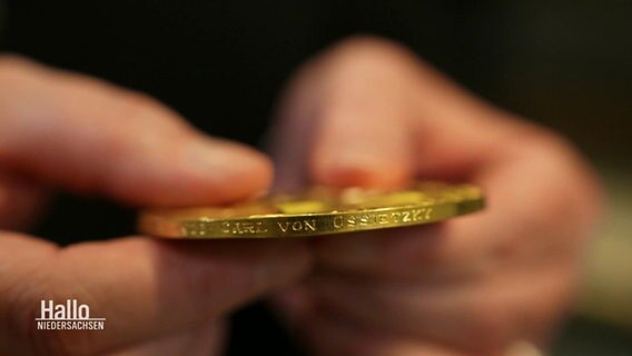 Goldene Nobelpreis-Medaille mit Randgravur "Carl von Ossietzky" © Screenshot 