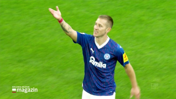 Fußballer Lewis Holtby von Holstein Kiel bejubelt seinen Führungstreffer gegen Fortuna Düsseldorf. © Screenshot 