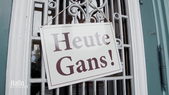 Ein Schild "Heute Gans!" an einer Tür © Screenshot 