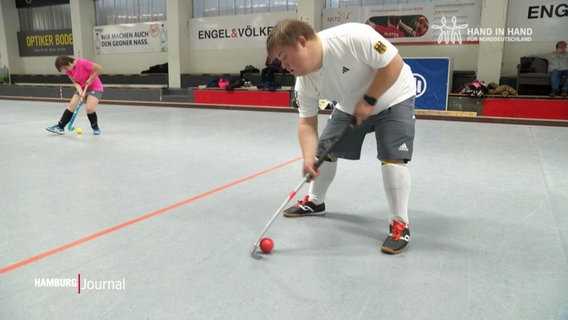 Hockeyspieler beim Training in einer Sporthalle. © Screenshot 