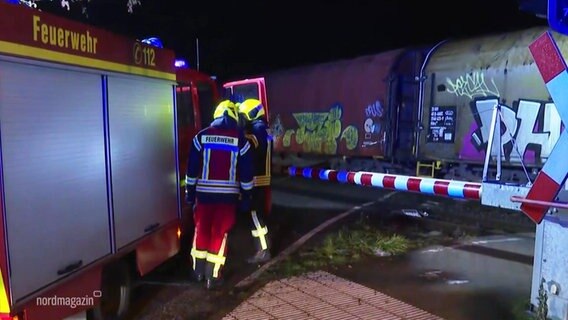 Rettungskräfte stehen an einem Bahnübergang. © Screenshot 