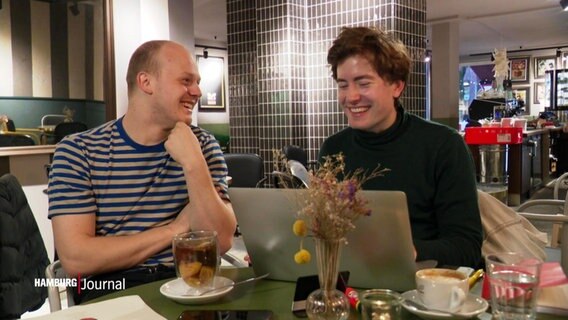 Regisseur Lukas Nathrath und mit Autor und Schauspieler Sebastian Jakob Doppelbauer. © Screenshot 