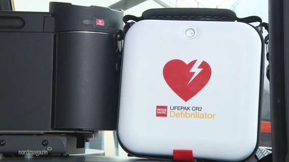 Ein Defibrillator © Screenshot 