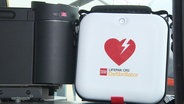 Ein Defibrillator © Screenshot 