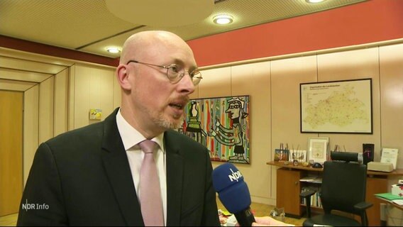 Innenminister Pegel spricht in die Kamera. © Screenshot 