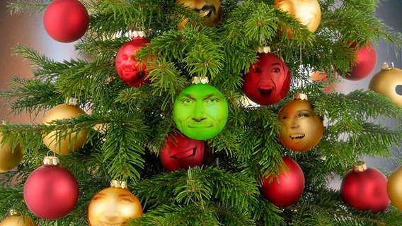 Ein geschmückter Weihnachtsbaum. Wie geil war 2023?! (extra 3 vom 13.12.2023 im NDR Fernsehen) © NDR 