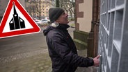 Ein Mann steht vor einem eisernen Tor einer Kirche in Düsseldorf (extra 3 vom 13.12.2023 im NDR Fernsehen) © NDR 