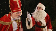 Eine Diskussion zwischen dem Nikolaus und dem Weihnachtsmann. (extra 3 vom 13.12.2023 im NDR Fernsehen) © NDR 