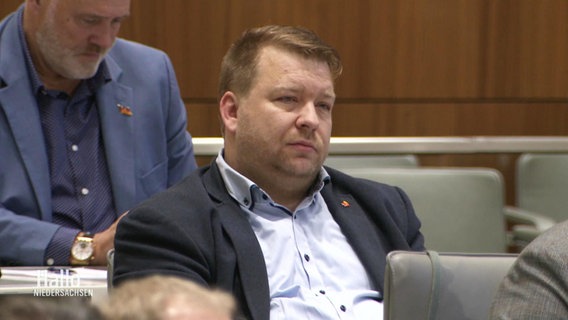 Marcel Queckemeyer sitzt im Landtag. © Screenshot 