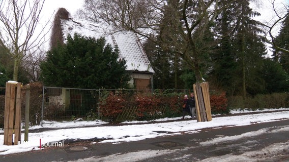 Ein Grundstück mit einer Hausruine, abgesperrt mit einem Bauzaun. © Screenshot 