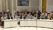 Bei einer Sitzung im Landtag von Mecklenburg-Vorpormmern: Abgeordnete applaudieren. © Screenshot 