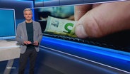 Nachrichtensprecher Thorsten Schröder moderiert NDR Info. © Screenshot 