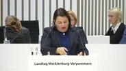 Sozial Ministerin Stefanie Drese spricht auf dem Landtag Mecklenburg-Vorpommern. © Screenshot 