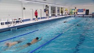 Junge Schwimmer trainieren in der Schwimmhalle Neubrandenburg. © Screenshot 