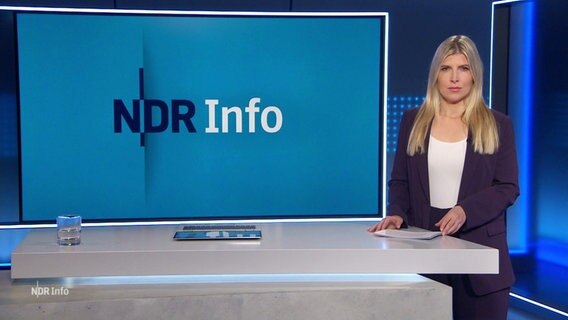 Bibiana Barth moderiert NDR Info. © Screenshot 