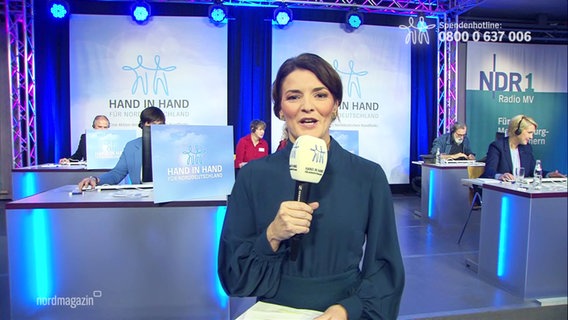 Eine Moderatorin live von der Spendenaktion "Hand in Hand für Norddeutschland". © Screenshot 