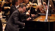 Pianist Francesco Piemontesi und das NDR Elbphilharmonie Orchester beim Konzert in der Hamburger Elbphilharmonie. © Screenshot 