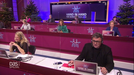Bekannte Moderatorinnen und Moderatoren des NDR (wie z.B. Barbara Schöneberger und Julia-Niharika Sen) nehmen Spendenarnfue entgegen. Das Studio ist dabei weihnachtlich geschmückt. © Screenshot 