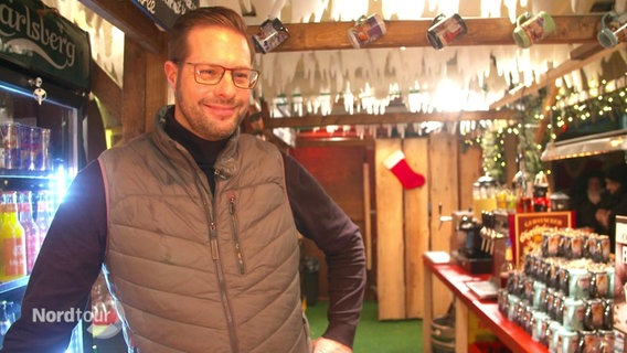Winterhof-Organisator Christian Schlaack in einem seiner Glühweinstände. © Screenshot 