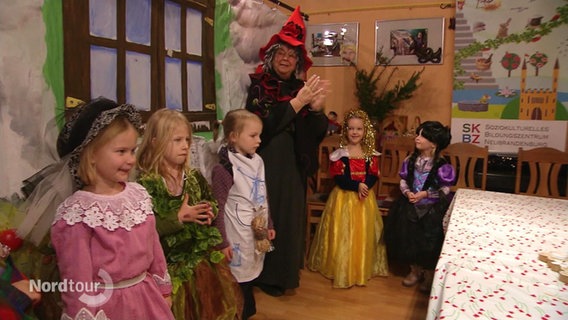 Verkleidete Kinder bei einer Geburtstagsfeier im Märchenhaus. © Screenshot 