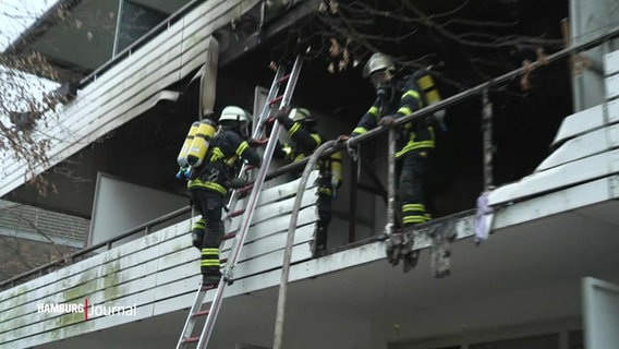 Feuerwehrleute steigen über eine Leiter auf einen Balkon. © Screenshot 