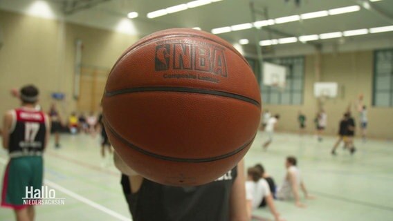 Ein Basketball vor einer Sporthalle. © Screenshot 