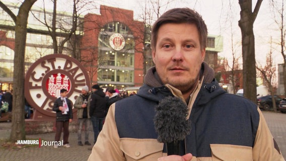 NDR Sportreporter Sebastian Rieck vor dem Millerntorstadion © Screenshot 