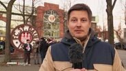 NDR Sportreporter Sebastian Rieck vor dem Millerntorstadion © Screenshot 