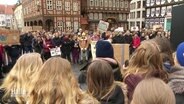 Viele junge Menschen halten Plakate und haben sich auf einem Marktplatz versammelt. © Screenshot 