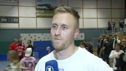 Der Kapitän vom HSV Insel Usedom, Patrick Glende, im Interview am Spielfeldrand © Screenshot 