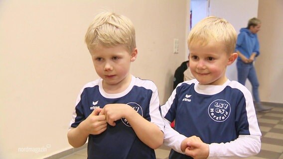 Zwei kleinere Jungen in Sporttrikots geben der Kamera ein Interview. © Screenshot 