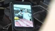 Auf einem Handybildschirm läuft ein Video über Mettbrötchen. © Screenshot 