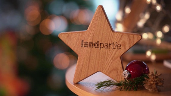Weihnachtsstern aus Holz mit der Aufschrift: Landpartie. © Screenshot 