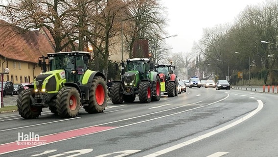 Landwirte fahren auf Treckern zu Demonstration nach Berlin. © Screenshot 