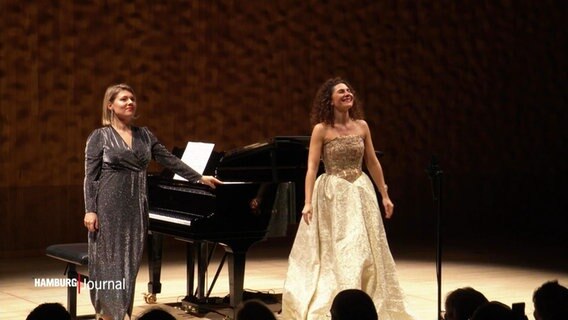 Sängerin Stella Motina (rechts im Bild) und Pianistin Vera Bogdanchikova. © Screenshot 