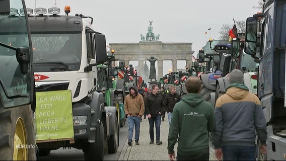 Landwirte protestieren mit ihren Landfahrzeugen vor dem Brandenburger Tor in Berlin. © Screenshot 