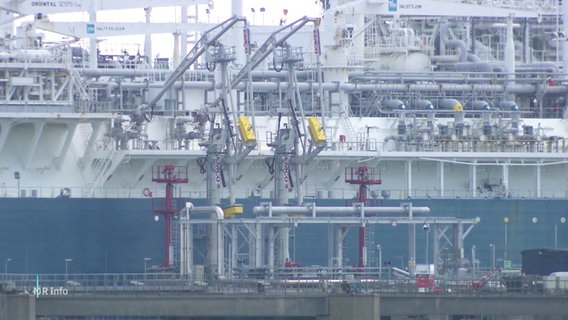 Rohrleitungssysteme an Bord des schwimmenden LNG-Terminals in Wilhelmshaven. © Screenshot 