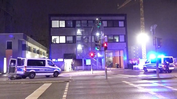 Polizeiwagen mit Blaulicht vor dem Gebäude der Zeugen Jehovas in Alsterdorf in der Nacht des Amoklaufes. © Screenshot 