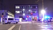 Polizeiwagen mit Blaulicht vor dem Gebäude der Zeugen Jehovas in Alsterdorf in der Nacht des Amoklaufes. © Screenshot 