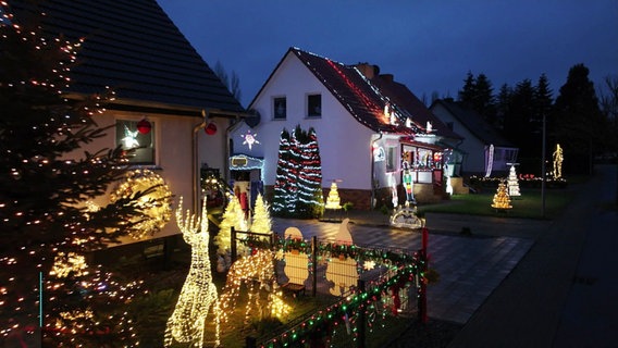 Zwei Häuser mit sehr viel Weihnachtsbeleuchtung. © Screenshot 