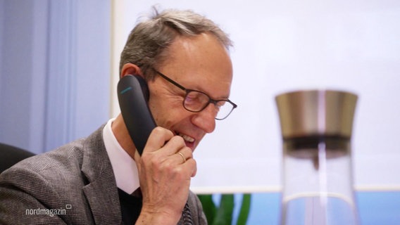 Der Bürgerbeauftrage Mecklenburg-Vorpommern telefoniert in seinem Büro. © Screenshot 