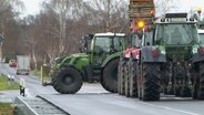 Trecker blockieren eine Landstraße. © Screenshot 