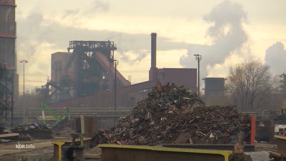 Ein Haufen Metall in einem Industriegebiet. © Screenshot 