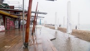Hochwasser steht bis zur Strandperle am Hamburger Elbstrand. © Screenshot 