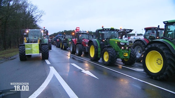 Traktoren blockieren eine Straße. © Screenshot 