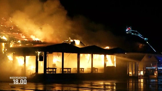 Die Feuerwehr löscht ein brennendes Gebäude. © Screenshot 